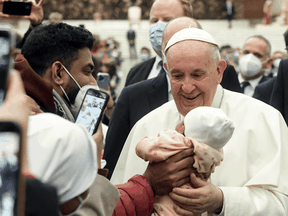 Papst Franziskus trifft ein Kind nach der wöchentlichen Generalaudienz im Saal Paul VI im Vatikan am 5. Januar 2022.