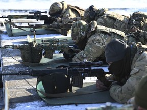 Russische Soldaten nehmen am Donnerstag, den 13. Januar 2022, an Übungen auf dem Kadamovskiy-Schießplatz in der Region Rostow in Südrussland teil. Russland hat etwa 100.000 Soldaten zusammen mit Panzern und anderer schwerer Artillerie jenseits der ukrainischen Grenzen stationiert, was in ganz Europa Befürchtungen schürt Invasion, was Russland bestritten hat.