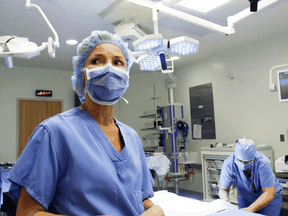 Nicht dringende Operationen wurden in Ontario Anfang Januar ausgesetzt, um die Krankenhauskapazität zu erhalten, was schätzungsweise 8.000 bis 10.000 Eingriffe pro Woche betrifft.