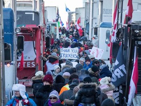 Unterstützer verstopfen die Straßen und Bürgersteige am Parliament Hill für den Freedom Truck Convoy, um am 29. Januar 2022 in Ottawa, Kanada, gegen die COVID-19-Impfstoffmandate und -beschränkungen zu protestieren.
