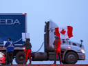 Unterstützer feuern Trucker auf dem Trans-Canada Highway in der Nähe von Calgary an.