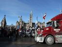 Unterstützer des Freedom Convoy protestieren am 28. Januar 2022 vor den Parlamentsgebäuden in Ottawa gegen COVID-19-Impfvorschriften und -beschränkungen.
