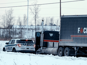 Die Polizei fängt eine frühe Ankunft beim Trucker-Protest gegen COVID-19 in Ottawa am 27. Januar 2022 ab.