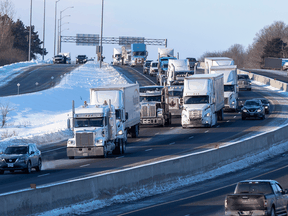 Lastwagen des „Freedom“-Konvois fahren am 28. Januar 2022 auf dem Highway 401 in Kingston, Ontario, in östlicher Richtung nach Ottawa.