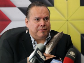 Garnisonssofa, Grand Chief von Manitoba Keewatinowi Okimakanak.