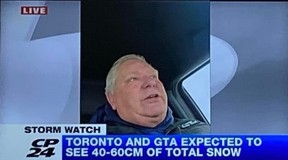 Als Toronto am Montagmorgen von tiefem Schnee erfasst wurde, gab es Berichte über den Premierminister von Ontario, Doug Ford, der in seiner Heimatgemeinde Etobicoke herumfuhr, um festsitzende Fahrer auszugraben.  Er gab dieses Interview mit CP24 auch hinter dem Steuer – ein wahrscheinlicher Verstoß gegen Ontarios Regeln für abgelenktes Fahren.  Am Montagmorgen wurde auch eine neue Umfrage des Angus Reid Institute veröffentlicht, in der festgestellt wurde, dass Fords Popularität mit 30 Prozent ein „Allzeittief“ erreichte.