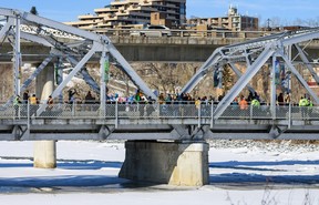 Mitglieder von Extinction Rebellion und Idle No More versammelten sich im Februar 2020 in Calgary und blockierten die Versöhnungsbrücke und den Memorial Drive, um den Pipeline-Protest der Wet'suwet'en Nation in BC zu unterstützen.