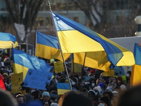 Tausende von Menschen versammeln sich am Samstag, den 26. Februar 2022, zur Unterstützung der Ukraine vor der Legislative von Manitoba in Winnipeg. Die Gruppe versammelte sich gegen die russische Invasion in der Ukraine.