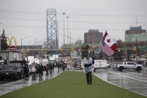 Demonstranten und Unterstützer nehmen am 11. Februar 2022 in Windsor, Kanada, an einer Blockade am Fuß der Ambassador Bridge teil, die den Fluss des kommerziellen Verkehrs über die Brücke von Detroit nach Kanada abriegelt.