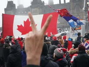 Am 17. Februar 2022 versammeln sich Menschen zu einem Protest, der von Lastwagenfahrern gegen Impfmandate in der Nähe des Parlamentsgebäudes in Ottawa organisiert wurde.