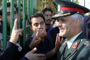 Iranische Studenten sprechen am 19. November 2002 vor den Toren der Universität Tarbiat e Modarres mit dem Teheraner Polizeichef General Morteza Talaei.