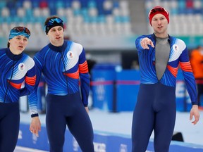 Россиянин Павел Колежников и его коллеги на тренировке по конькобежному спорту перед зимними Олимпийскими играми 2022 года в Пекине, Китай, 28 января 2022 года. REUTERS/Tyron Siu