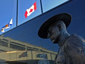 Die Flaggen von Nova Scotia und Kanada wehen am 19. April 2020 nach dem Amoklauf vor dem RCMP-Hauptquartier von Nova Scotia in Dartmouth, NS, auf Halbmast.