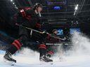 Owen Power de Canadá durante la ronda de clasificación masculina del Torneo de hockey sobre hielo de los Juegos Olímpicos de Invierno de Beijing 2022 contra China el 15 de febrero de 2022 en el Estadio Nacional Cubierto de Beijing. 