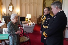Königin Elizabeth II. (die unser Staatsoberhaupt ist, denken Sie daran) wurde gerade positiv auf COVID-19 getestet.  Hier ist sie letzte Woche bei einer offiziellen Verlobung abgebildet, bei der die 95-Jährige witzelte: „Wie Sie sehen, kann ich mich nicht bewegen.“