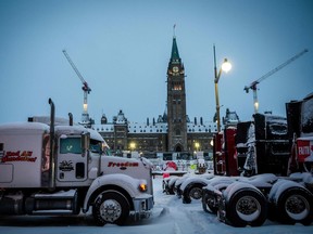 Lastwagen blockieren eine Straße vor dem Parliament Hill während des Protests gegen Covid-19-Mandate in Ottawa am 18. Februar 2022.