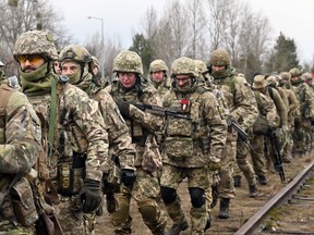 Die ukrainischen Territorialverteidigungskräfte, die militärische Reserve der ukrainischen Streitkräfte, nehmen am 19. Februar 2022 an einer Militärübung außerhalb von Kiew teil.