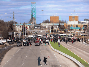 Trucker und Unterstützer blockieren den Zugang zur Ambassador Bridge, die Detroit und Windsor verbindet, aus Protest gegen die COVID-19-Beschränkungen in Windsor, Ontario, am 12. Februar 2022.