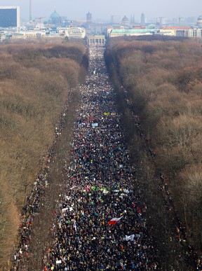 Demonstranten halten ukrainische Flaggen während eines Antikriegsprotestes am Brandenburger Tor in Berlin, Deutschland, 27. Februar 2022. REUTERS/Fabrizio Bensch