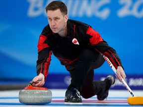 Brad Joshwe del Team Canada gareggia contro il Team Italia durante la sessione di pettirosso del tour di curling maschile il giorno 10 delle Olimpiadi invernali di Pechino 2022.