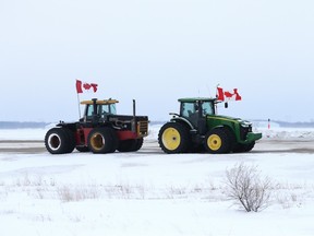 Traktoren blockieren den Grenzübergang zwischen den USA und Kanada während einer Demonstration in Emerson, Manitoba, Kanada, am Sonntag, den 13. Februar 2022.