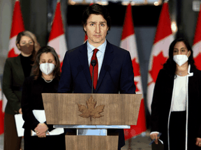 Premierminister Justin Trudeau mit Außenministerin Mélanie Joly, der stellvertretenden Premierministerin Chrystia Freeland und der nationalen Verteidigungsministerin Anita Anand bei einer Pressekonferenz zur Lage in der Ukraine am 24. Februar 2022 in Ottawa.
