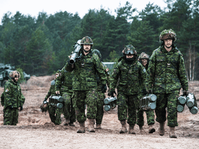 Kanadische Soldaten nehmen im April 2021 an einer NATO-Übung in Lettland teil.