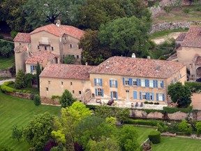 Une vue aérienne prise le 31 mai 2008 à Le Val, dans le sud-est de la France, montre Château Miraval, un vignoble.