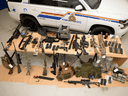 Eine große Auswahl an Waffen und Munition, die während eines RCMP-Überfalls in der Nähe von Coutts, Alberta, beschlagnahmt wurden.
