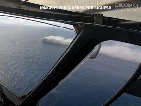 Ein Blick auf die Felicity Ace aus einem Hubschrauber der portugiesischen Luftwaffe.