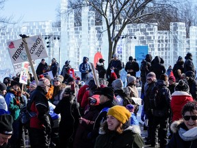 Menschen in Quebec City demonstrieren während des jährlichen Karnevalsfestes in der Nähe der Nationalversammlung und unterstützen Trucker gegen Impfmandate in Quebec City.