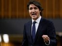 Premierminister Justin Trudeau spricht während einer Dringlichkeitsdebatte im Unterhaus auf dem Parliament Hill in Ottawa am 7. Februar 2022 über den Trucker-Protest. 