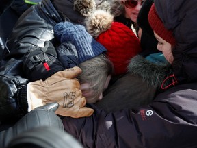 Kinder in der Reihe von Demonstranten und Unterstützern, die die Besetzungsstelle des Freedom Convoy und die vorrückende Polizei trennen, werden am 18. Februar 2022 in Ottawa angerempelt.