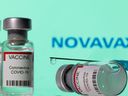 Health Canada sagte, dass klinische Studien ergaben, dass Novavax bei der Vorbeugung von symptomatischem COVID-19 zu 90 Prozent und bei der Vorbeugung schwerer Erkrankungen zu 100 Prozent wirksam war.