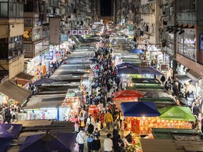 Käufer gehen am Sonntag durch einen Straßenmarkt in Hongkong.  30. Januar, in Vorbereitung auf die Feierlichkeiten zum Mondneujahr am 1. Februar.
