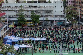 Menschen stellen sich am 8. Februar in einer COVID-19-Testeinrichtung in Hongkong an. Hongkong erweitert zum ersten Mal die Versammlungsbeschränkungen auf private Räumlichkeiten, um zu versuchen, die Bewohner davon abzuhalten, Kontakte zu knüpfen.