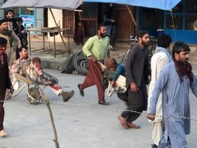 Verwundete Zivilisten nach einem Bombenanschlag außerhalb des internationalen Flughafens von Kabul am 26. August 2021