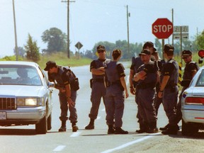 Die OPP blockierte während des Zusammenstoßes 1995 Straßen in der Nähe des Ipperwash Provincial Park.