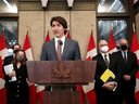 Premierminister Justin Trudeau spricht während einer Pressekonferenz auf dem Parliament Hill am 14. Februar 2022 über den anhaltenden Protest der Trucker gegen das COVID-Mandat.
