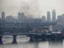 Rauch steigt in der Nähe des ukrainischen Verteidigungsministeriums in Kiew nach dem Beginn einer russischen Militäroperation in der Ostukraine am 24. Februar 2022 auf.