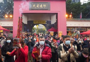 Gläubige bringen am ersten Tag des Mondneujahrs des Tigers im Che-Kung-Tempel in Hongkong, 1. Februar 2022, Räucherstäbchen als Opfergaben dar.