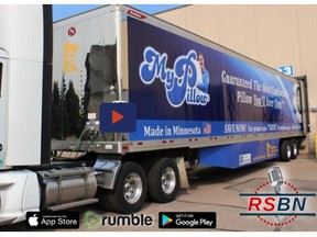 La progression d'un camion rempli de 10 000 My Pillows vers le Canada a été documentée par le Right Side Broadcasting Network (RBSN), une entreprise américaine de médias de droite.