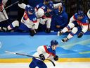 Los jugadores de hockey de Eslovaquia saltan de las bancas después de la victoria en los cuartos de final contra Estados Unidos el 16 de febrero en los Juegos Olímpicos de Beijing 2022.