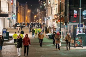 Menschen gehen am 2. Februar 2022 durch eine Fußgängerzone in Oslo, während Restaurants wieder öffnen.  Norwegen kündigte am 1. Februar an, die meisten seiner COVID-19-Beschränkungen aufzuheben.  (Foto von Terje Pedersen / NTB / AFP)
