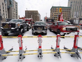 Lastwagen, die in der Innenstadt von Ottawa geparkt sind, protestieren am 4. Februar 2022 in Ottawa, Kanada, weiterhin gegen die Impfvorschriften und -beschränkungen von Covid-19.