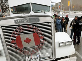 Die Besetzung und die Proteste der Trucker gingen am Sonntag in Ottawa weiter.  Diesem Lkw-Fahrer wurden von der Polizei in der Elgin Street drei Strafzettel ausgehändigt.