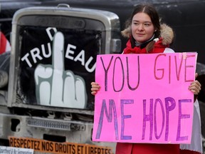 31. Januar 2022 - Demonstranten und Trucker gegen das Impfmandat protestieren am Montagmorgen immer noch auf der Wellington Street in Ottawa
