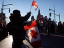 Lkw-Fahrer und ihre Unterstützer blockieren Straßen während eines Protestes gegen das Impfmandat in der Nähe der Parlamentsgebäude am 15. Februar 2022 in Ottawa, Ontario, Kanada.  (Foto von Scott Olson/Getty Images)