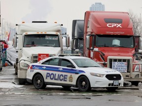 Trucker und ihre Unterstützer protestieren am 8. Februar 2022 in Ottawa weiterhin gegen die COVID-19-Impfstoffmandate. REUTERS/Blair Gable
