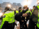 Die Polizei nimmt eine Verhaftung vor, nachdem eine Person während des Protestes gegen die COVID-Beschränkungen und die Trudeau-Regierung in Ottawa am 17. Februar 2022 in einen Polizeieinsatz eingegriffen hat.